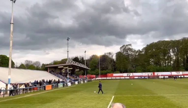 Alt: Góc nhìn toàn cảnh sân Park View Road từ khán đài, phản ánh không gian trận đấu Welling United