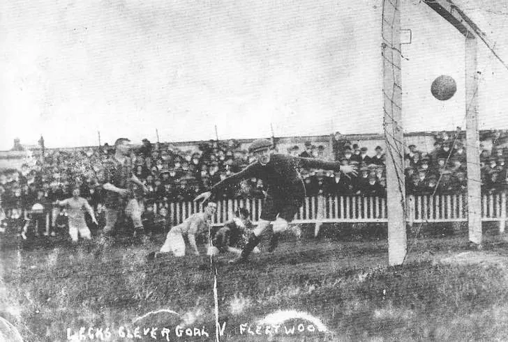 Ảnh lịch sử sân Prenton Park, cảnh trận đấu Fleetwood năm 1914