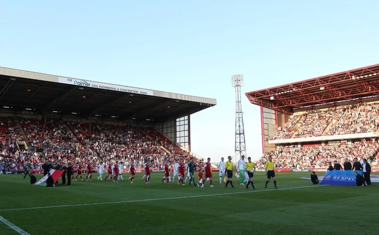 Bầu không khí nhộn nhịp tại Oakwell Stadium vào ngày diễn ra trận đấu của Barnsley FC