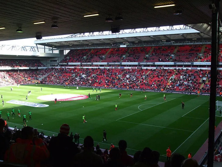 Bên trong sân Anfield với không gian khán đài và sân cỏ được chăm sóc tỉ mỉ