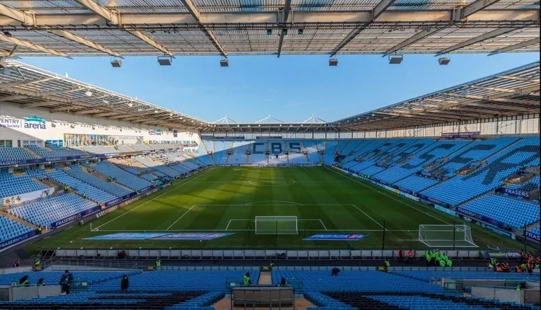 Bên trong sân Coventry Building Society Arena, góc nhìn từ khán đài về phía sân cỏ
