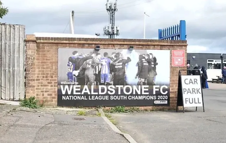 Biển chỉ dẫn sân vận động Grosvenor Vale, sân nhà của Wealdstone FC