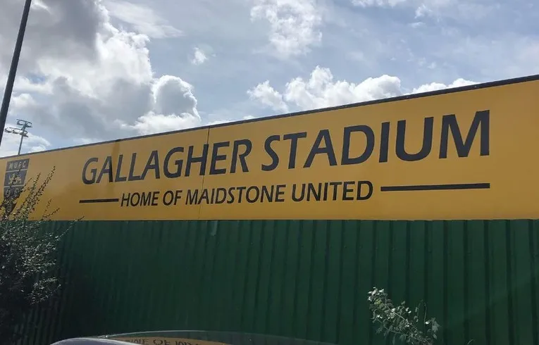 Biển chỉ dẫn vào Sân vận động Gallagher, sân nhà của Maidstone United