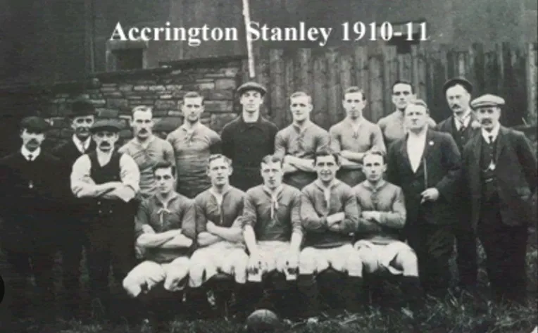 Bức ảnh về lịch sử câu lạc bộ Accrington Stanley, biểu tượng cho tinh thần kiên cường trong bóng đá Anh