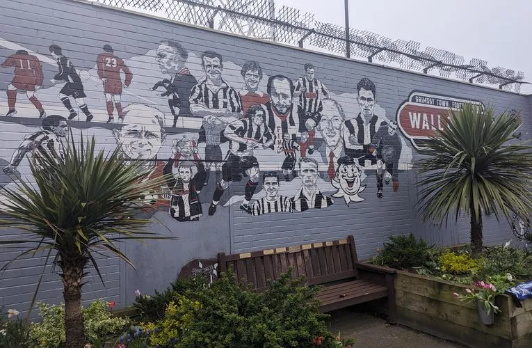 Bức tường danh vọng tại sân Blundell Park, ghi nhận những huyền thoại của Grimsby Town