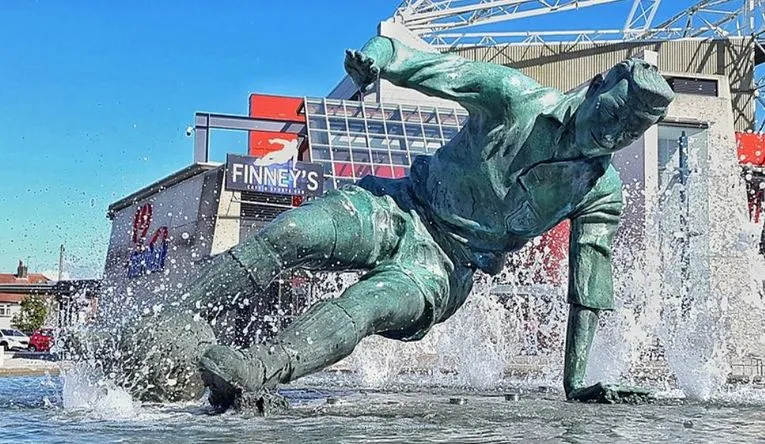 Bức tượng &quot;The Splash&quot; vinh danh huyền thoại Sir Tom Finney bên ngoài sân Deepdale, biểu tượng của Preston North End