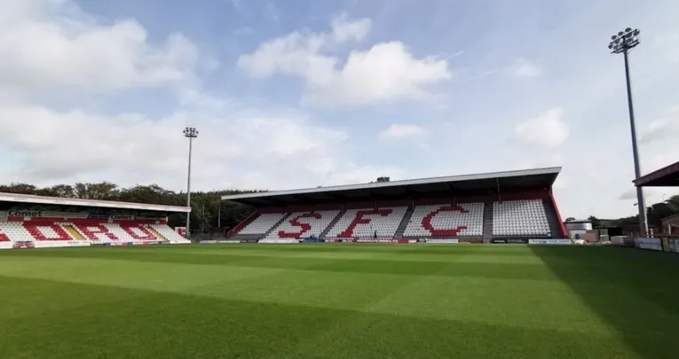 Cận cảnh các khán đài tại sân vận động Broadhall Way của Stevenage FC, thể hiện kiến trúc đặc trưng