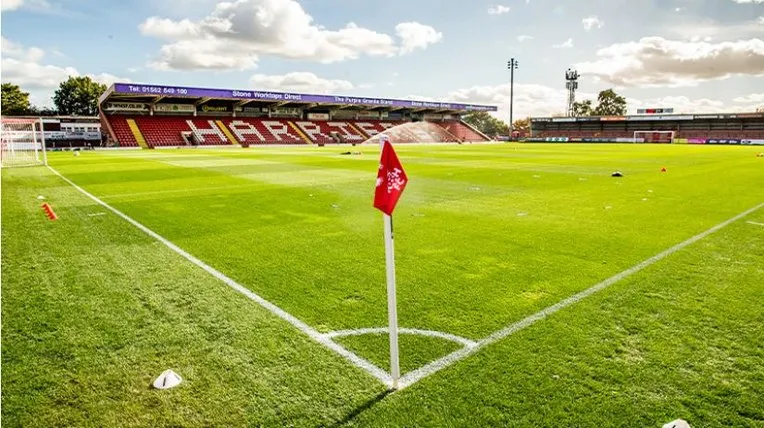 Cận cảnh cờ góc trên sân Aggborough, biểu tượng của Kidderminster Harriers