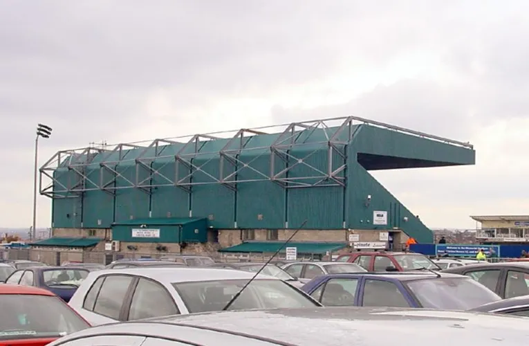 Cận cảnh kiến trúc bên ngoài sân Memorial Stadium, thể hiện vẻ cổ kính của sân bóng Anh