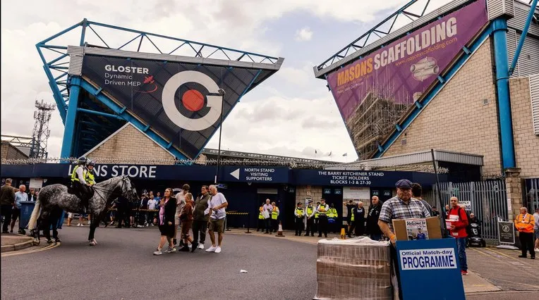 Cảnh quan bên ngoài sân The Den, thể hiện sự nhộn nhịp trước các trận đấu của Millwall