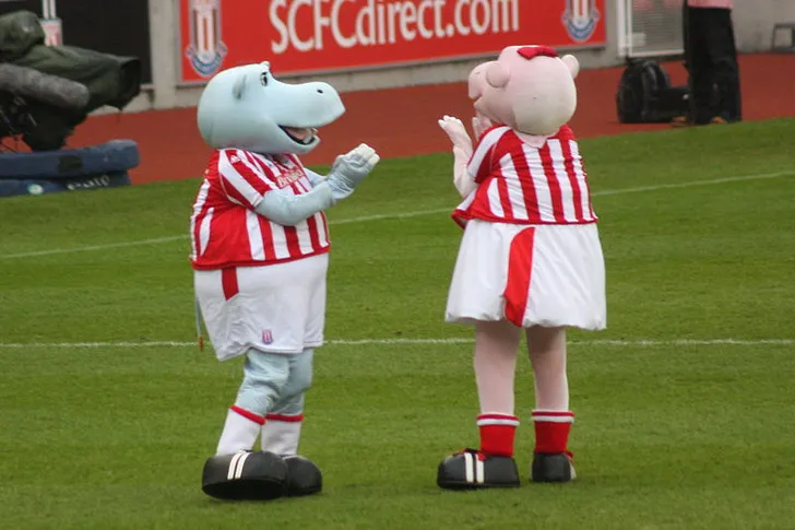 Cặp linh vật Pottermus Hippo và Pottermiss Hippo của câu lạc bộ Stoke City FC.