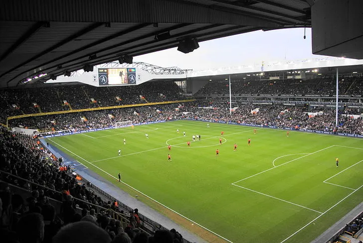 Cầu thủ Tottenham và Blackburn Rovers trong trận đấu tại White Hart Lane, thể hiện không khí sân cỏ