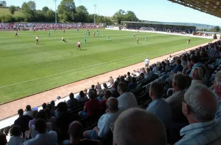 Cổ động viên Forest Green Rovers theo dõi trận đấu từ khán đài The New Lawn