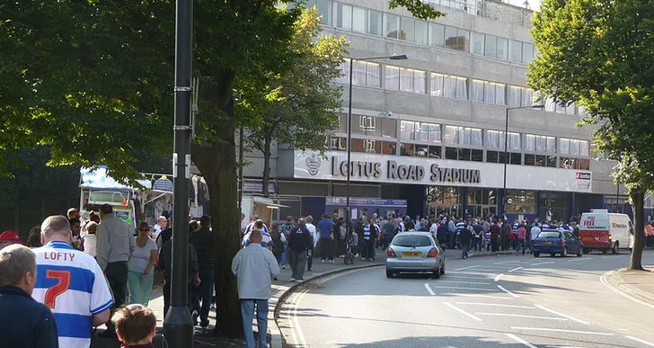 Con đường dẫn vào sân vận động Loftus Road, nơi QPR thi đấu