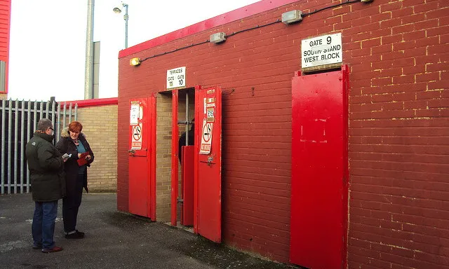 Cổng kiểm soát vé (Turnstiles) tại sân vận động Victoria Road