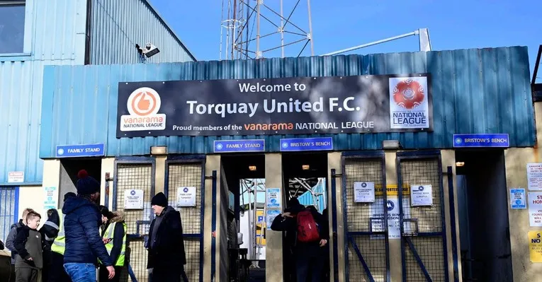 Cổng soát vé (turnstiles) tại Plainmoor Stadium, điểm vào sân dành cho người hâm mộ