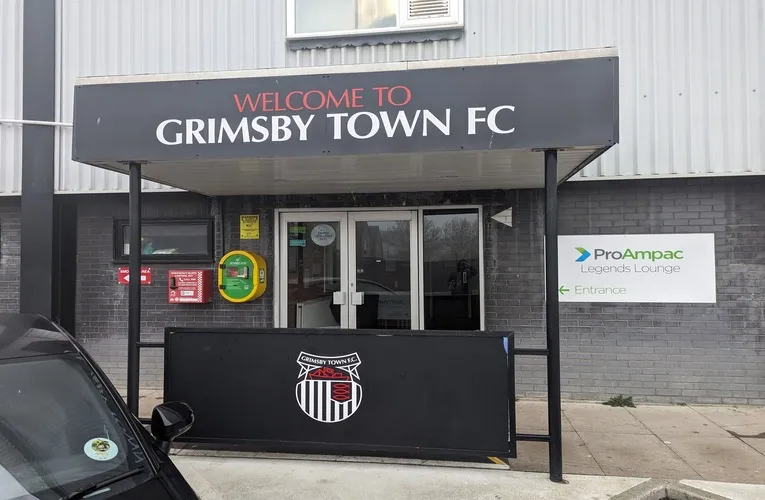 Cổng vào chính của sân vận động Blundell Park, nơi chào đón người hâm mộ