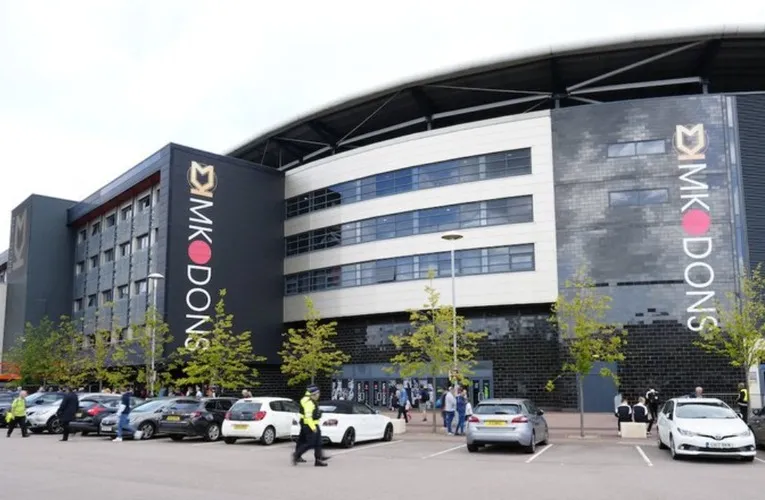 Cổng vào chính của sân vận động Stadium MK, kiến trúc hiện đại và lối vào rộng rãi.