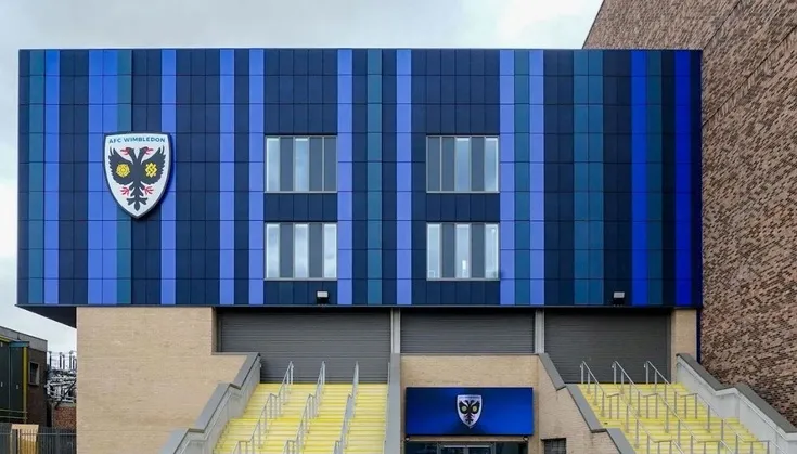 Cổng vào chính sân vận động Plough Lane của AFC Wimbledon