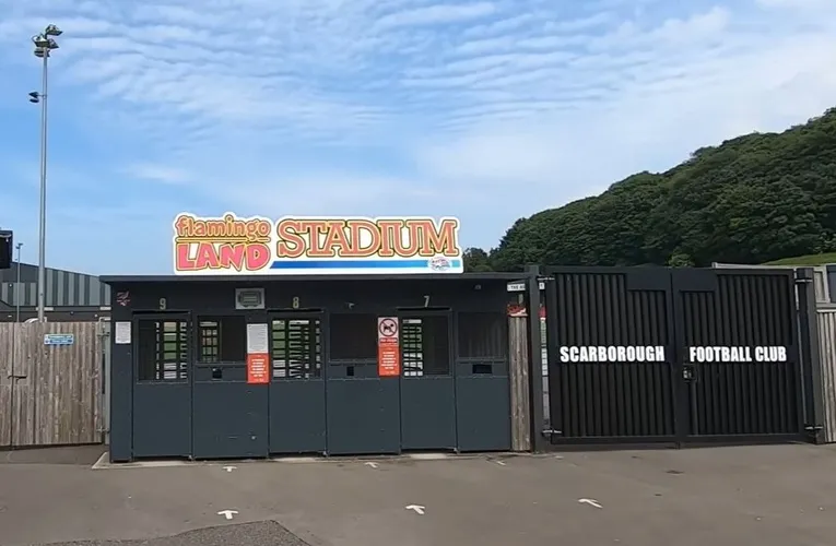Cổng vào chính Scarborough Sports Village, nơi đón tiếp người hâm mộ đến sân nhà của Scarborough Athletic FC