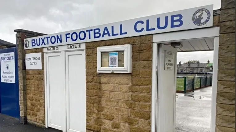 Cổng vào sân The Silverlands, chào đón người hâm mộ đến với những trận đấu của Buxton FC
