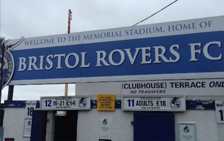 Cổng vào turnstile sân Memorial Stadium, chuẩn bị cho ngày thi đấu của Bristol Rovers