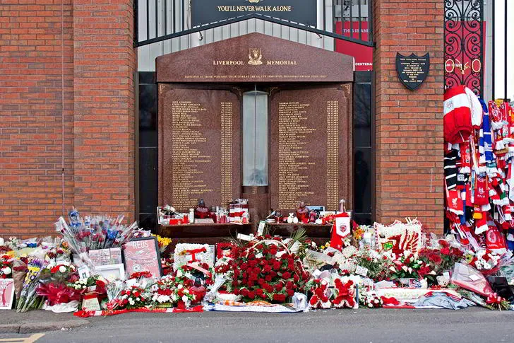 Đài tưởng niệm Thảm họa Hillsborough tại sân Anfield, một phần bi thương trong lịch sử Liverpool FC