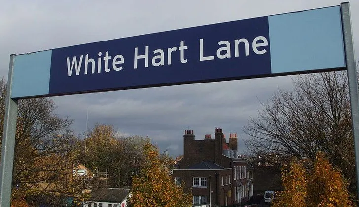 Dấu hiệu ga tàu White Hart Lane, biểu thị một trong những điểm kết nối giao thông chính với sân vận động
