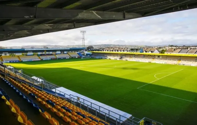 Góc nhìn bao quát từ khán đài tại sân Plainmoor, cho thấy tầm nhìn rõ ràng về trận đấu