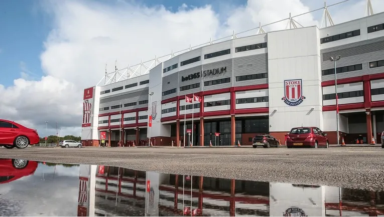 Góc nhìn bên ngoài Bet365 Stadium, cho thấy quy mô và kiến trúc tổng thể của sân vận động.