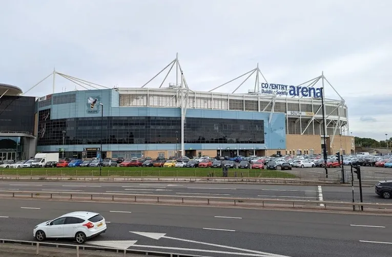 Góc nhìn bên ngoài sân Coventry Building Society Arena, thể hiện kiến trúc hiện đại