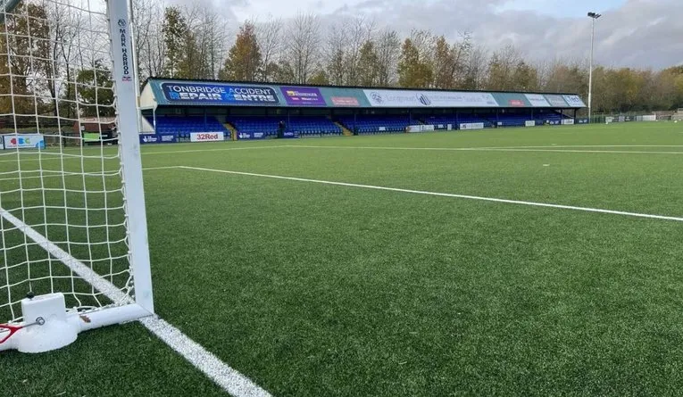 Góc nhìn cận cảnh các khán đài và khu vực đứng tại Longmead Stadium, thể hiện sự đơn giản nhưng đặc trưng của các sân bóng Anh
