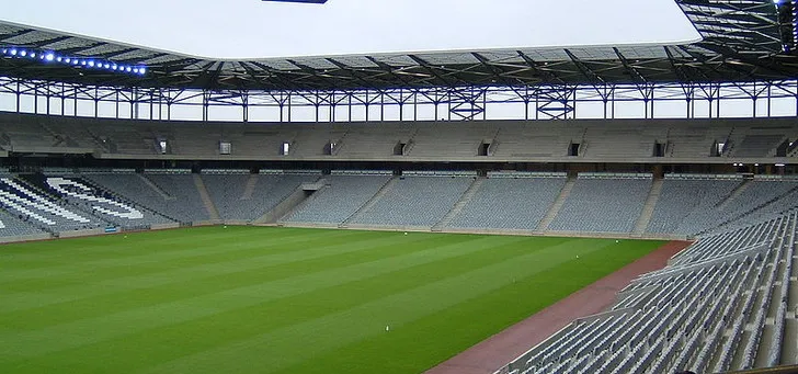 Góc nhìn cận cảnh khán đài phía nam sân vận động Stadium MK, cho thấy chi tiết kiến trúc và thiết kế hiện đại.