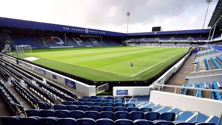 Góc nhìn cận cảnh mặt sân cỏ và các khán đài bên trong sân Loftus Road
