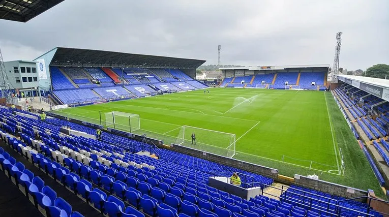 Góc nhìn cận cảnh mặt sân Prenton Park, chất lượng cỏ và hệ thống khán đài bao quanh