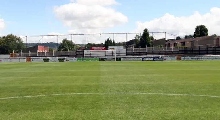 Góc nhìn khán đài Bath End, khu vực dành cho cổ động viên nhà tại sân Twerton Park