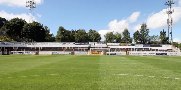 Góc nhìn khán đài Bristol End, khu vực dành cho người hâm mộ đội khách tại sân Twerton Park