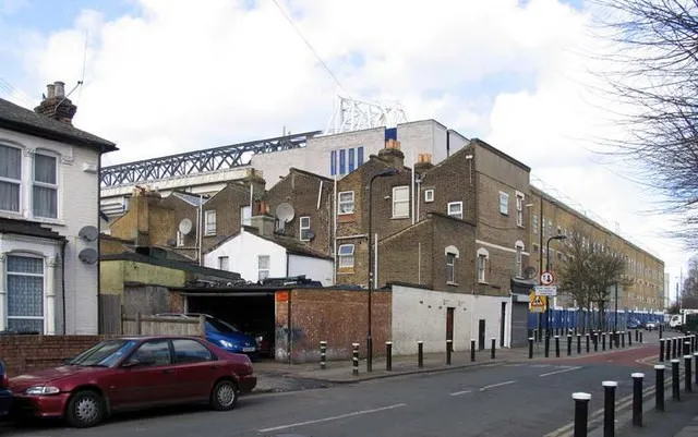 Góc nhìn sân vận động White Hart Lane từ đường Vicarage Road, cho thấy vị trí trong khu dân cư