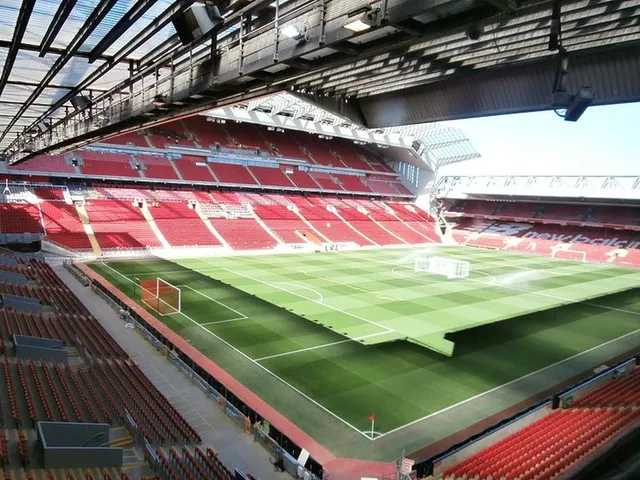 Góc nhìn toàn cảnh bên trong sân Anfield từ phòng điều khiển, thể hiện tầm quan sát chiến thuật