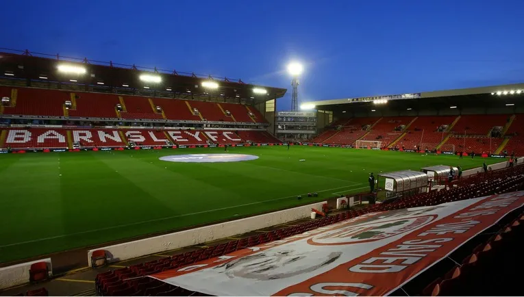 Góc nhìn toàn cảnh sân bóng Oakwell Stadium với mặt cỏ xanh mướt và khán đài