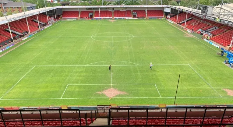 Góc nhìn toàn cảnh sân bóng Poundland Bescot Stadium từ khán đài chính