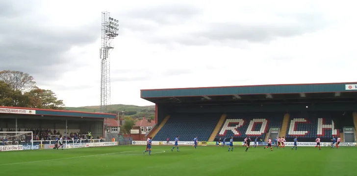 Góc nhìn toàn cảnh sân Crown Oil Stadium từ khán đài chính, nơi diễn ra các trận đấu của Rochdale AFC.