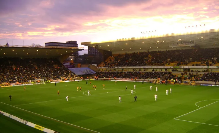 Góc nhìn toàn cảnh sân Molineux từ khán đài