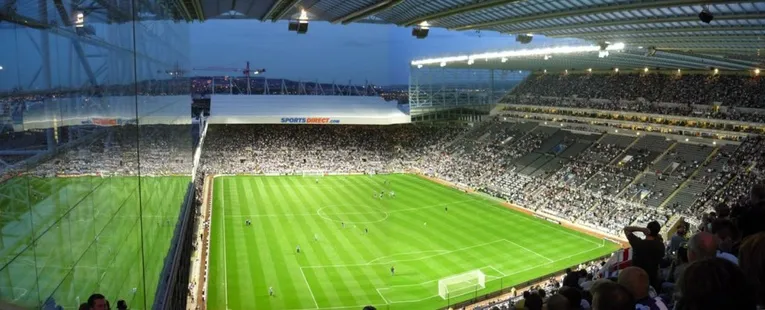 Góc nhìn toàn cảnh sân St. James' Park từ khán đài, mặt cỏ xanh mướt sẵn sàng cho trận đấu bóng đá Anh