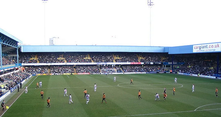 Góc nhìn từ khán đài bên trong sân Loftus Road, tạo cảm giác gần gũi với trận đấu