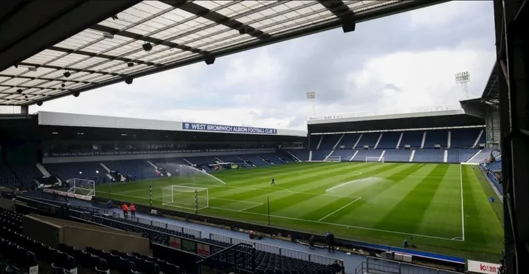 Góc nhìn từ khán đài bên trong sân The Hawthorns, cho thấy sự gần gũi giữa cổ động viên và mặt sân, tạo nên bầu không khí đặc trưng của bóng đá Anh.