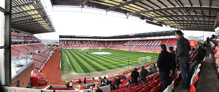 Góc nhìn từ khán đài chính tại Bet365 Stadium, sân nhà của câu lạc bộ Stoke City.