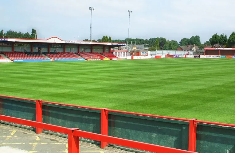 Góc nhìn từ khán đài chính tại sân vận động Lamb Ground, Tamworth