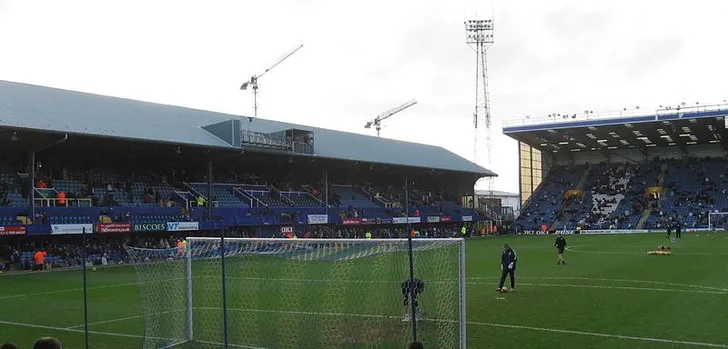 Góc nhìn từ khán đài Fratton Park, cho thấy tầm nhìn rộng khắp sân bóng đá Anh
