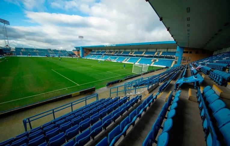 Góc nhìn từ khán đài Sân vận động Priestfield, cho thấy trải nghiệm của người hâm mộ tại sân nhà Gillingham FC vào ngày thi đấu.